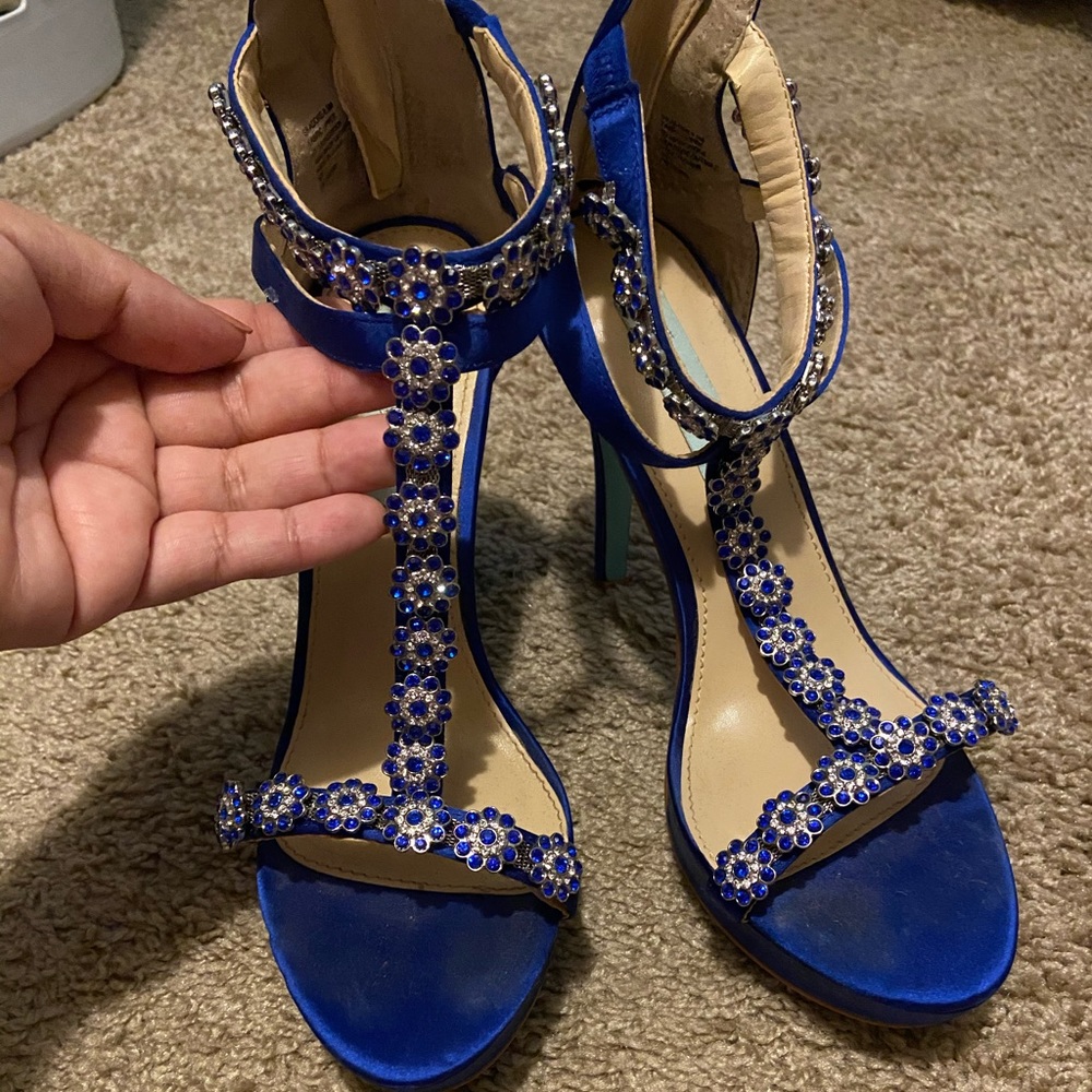 Beautiful pre-loved Betsy Johnson Heels 👠